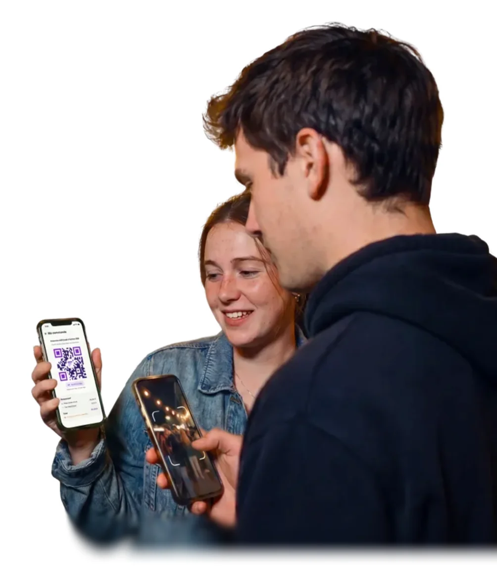 Étudiants souriants en soirée montrant l'app de leur BDE